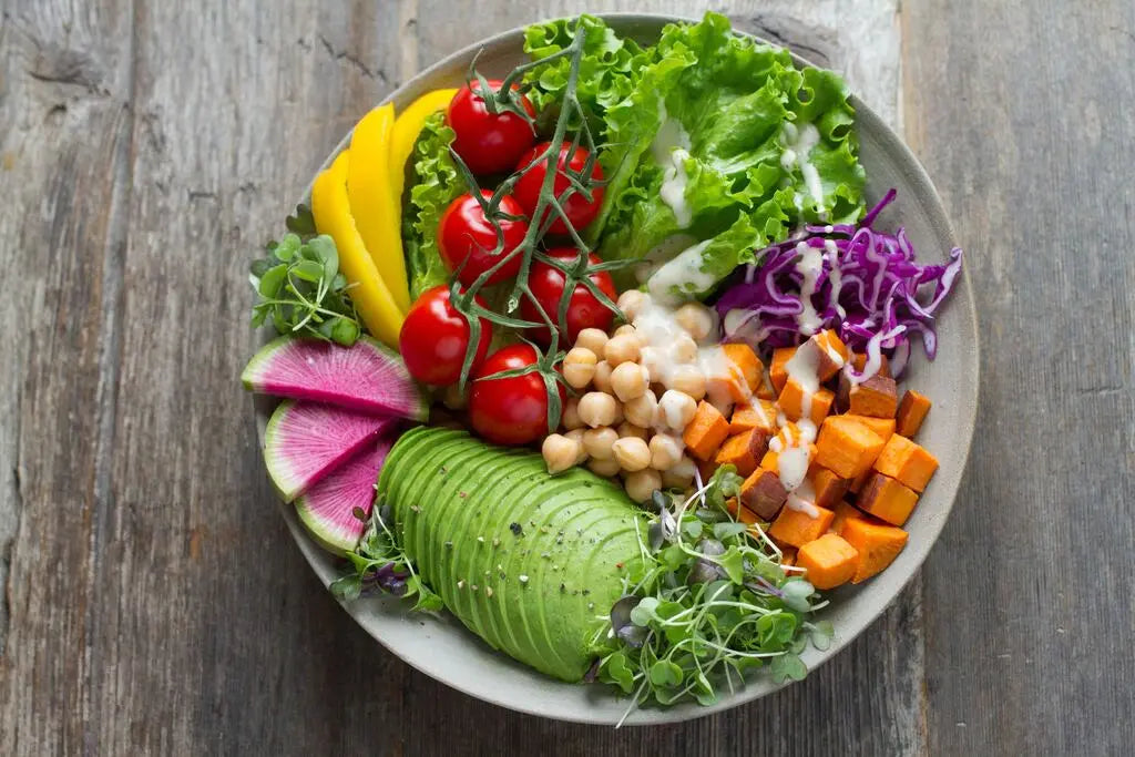 Variedad de alimentos sanos para una dieta equilibrada.