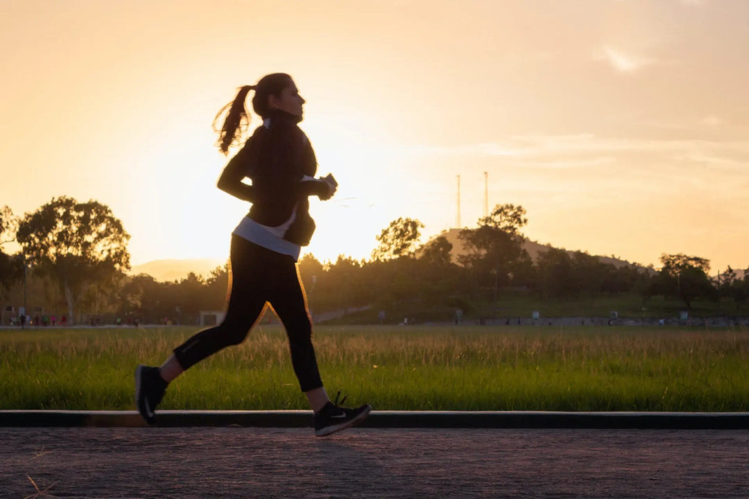 Persona que hace footing al aire libre para mejorar su salud mental y física.