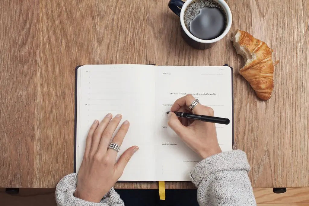 Persona que planifica su rutina postvacacional en una agenda.
